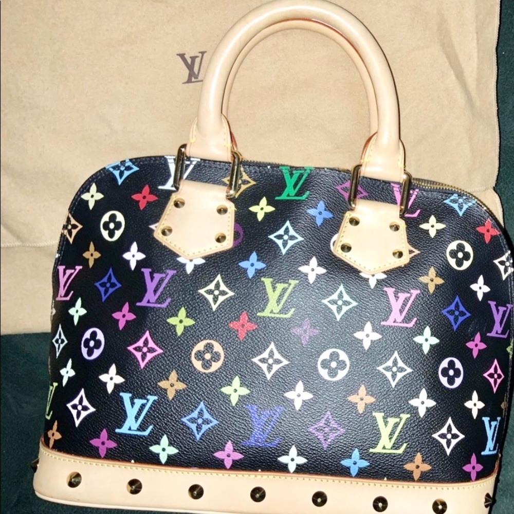 To shop for auction project of preloved items.